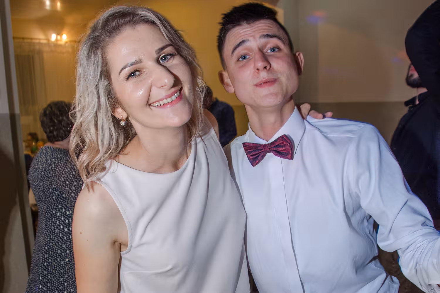 zdjęcia grupowe z przyjaciółmi osiemnastka Kalisz