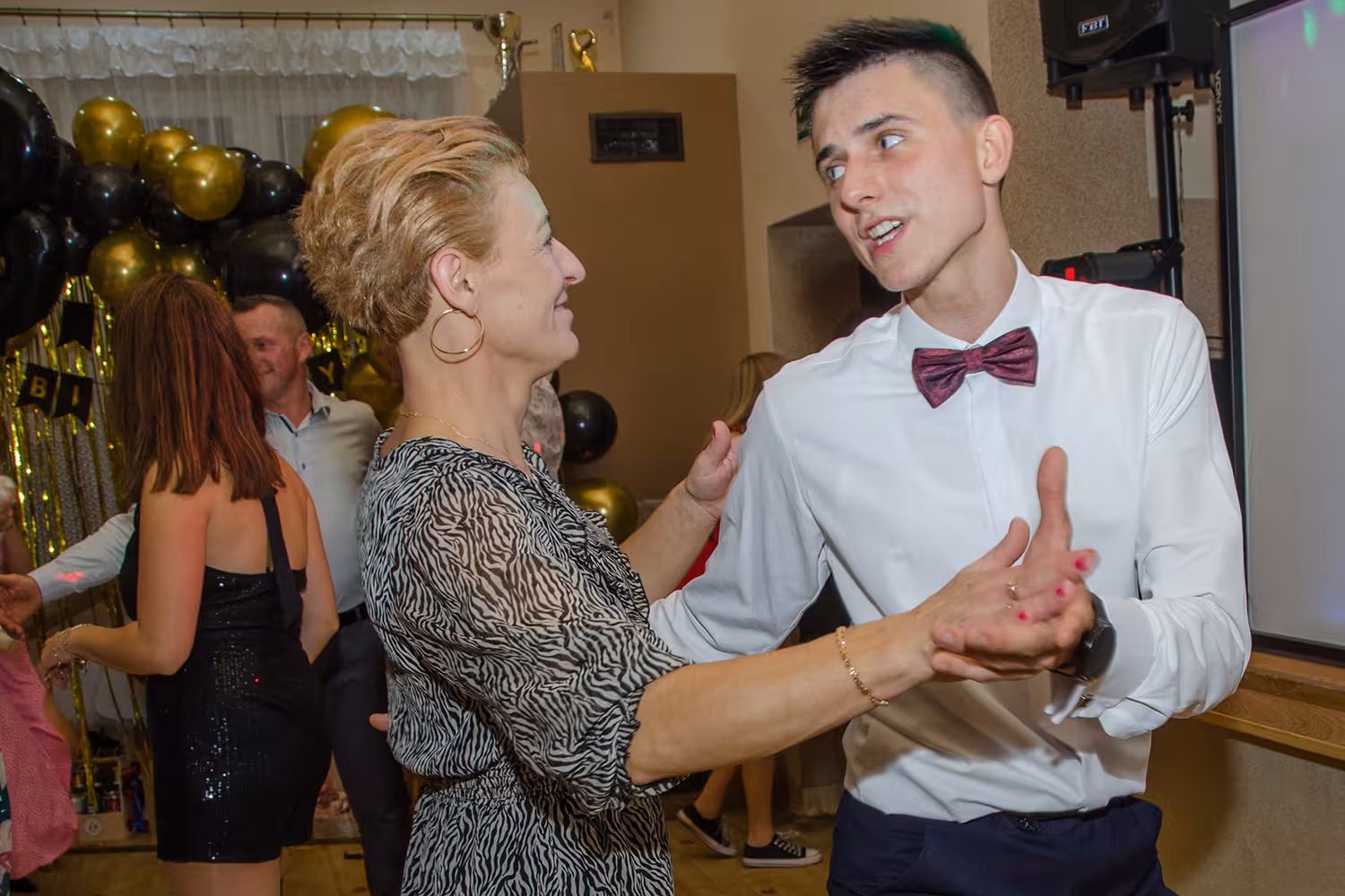 zdjęcia z osiemnastych urodzin z przyjaciółmi