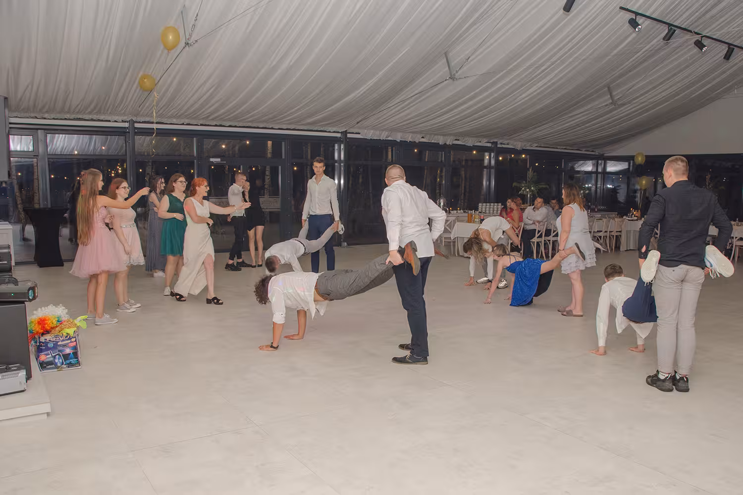 fotograf na osiemnastkę z pendrivem ze zdjęciami
