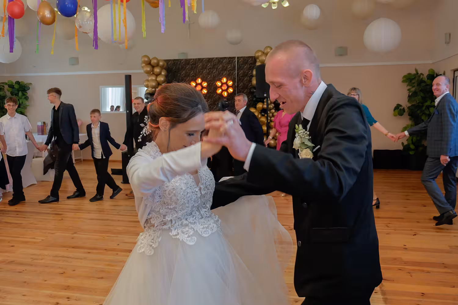 zdjęcia ślubne z zimnymi ogniami Koło